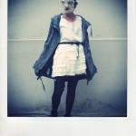 Une robe blanche et une parka kakiiiii
