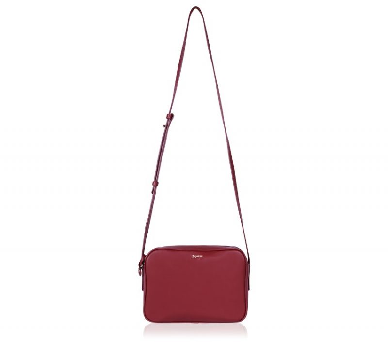 http://www.repetto.fr/catalog/product/view/id/31829/s/petit-sac-adage-rouge-drama-veau-paris-m0401vp-1033/category/613/?alternative_view=1