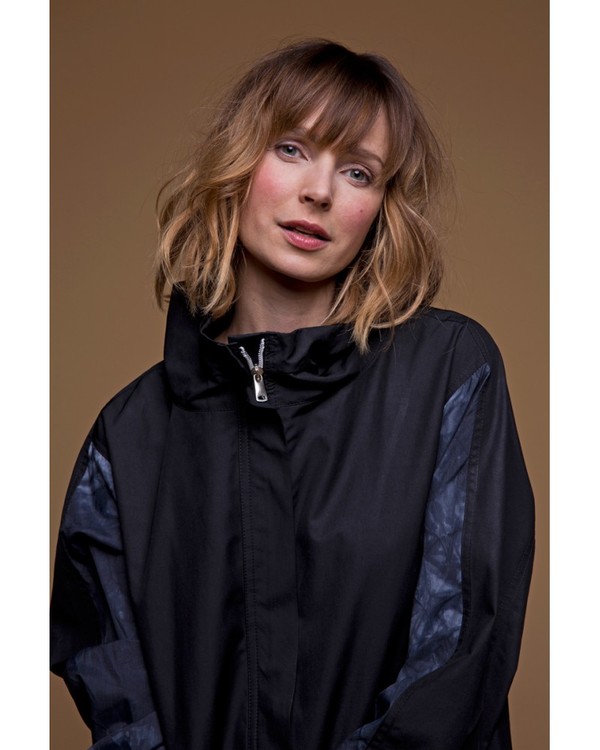 parka-noire-oversize-a-manches-imprimees