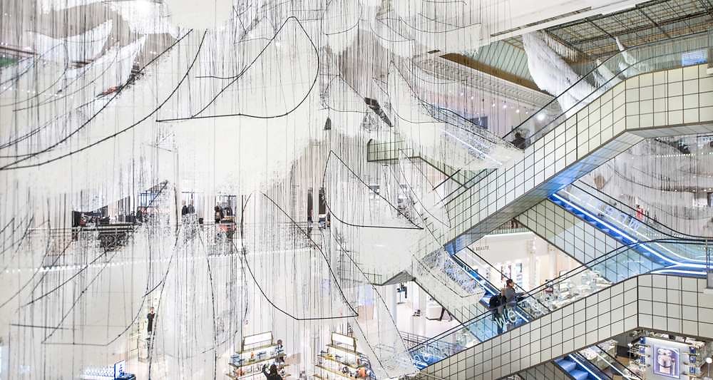 2057861_chiharu-shiota-tisse-sa-toile-au-bon-marche-web-tete-0211700939431_1000x533p